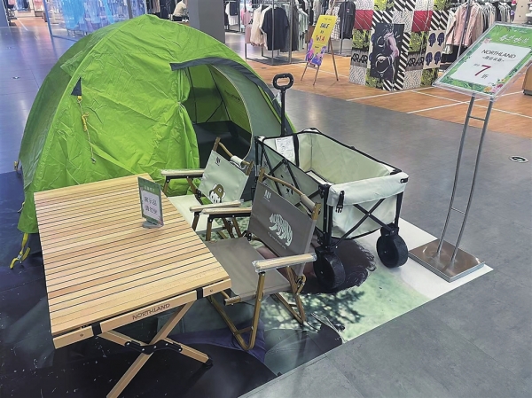 　　在石路国际商城，露营装备展示区分外抢眼。　　记者 刘达摄