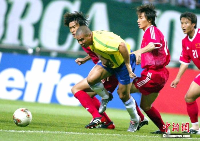 资料图：韩日世界杯国足对阵巴西队。记者 毛建军 摄
